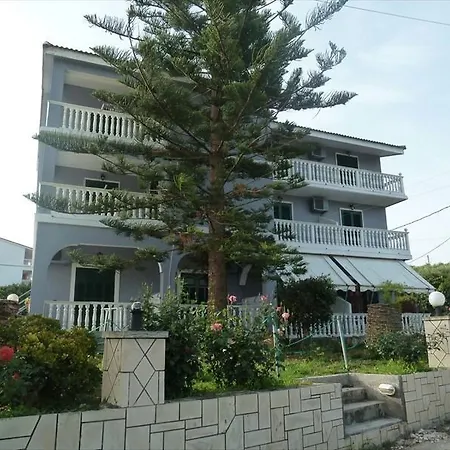 Amarylis Beachfront Studios * Amoudi